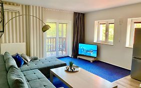 LAS SŁUPSKI PREMIUM APARTMENT A6 - - dwie sypialnie dwa podwójne łóżka - - salon z balkonem widok las aneks kuchenny - - WiFi Netflix Smart TV50 - - wysoka jakość za niską cenę - - zapraszamy